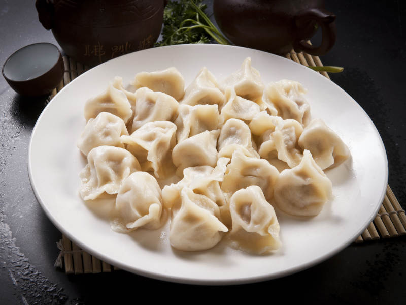 白色瓷盘装的手工现包水饺图片