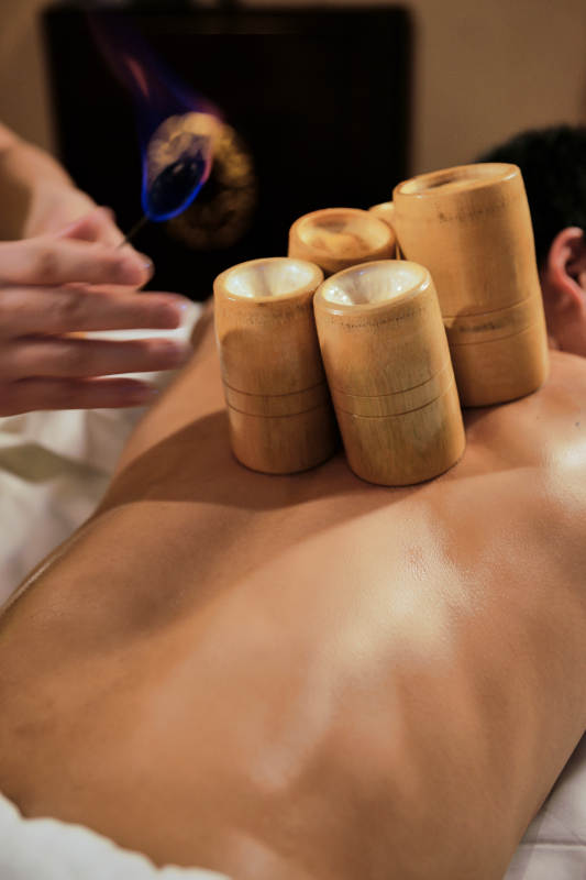 竹罐拔火疗养图片