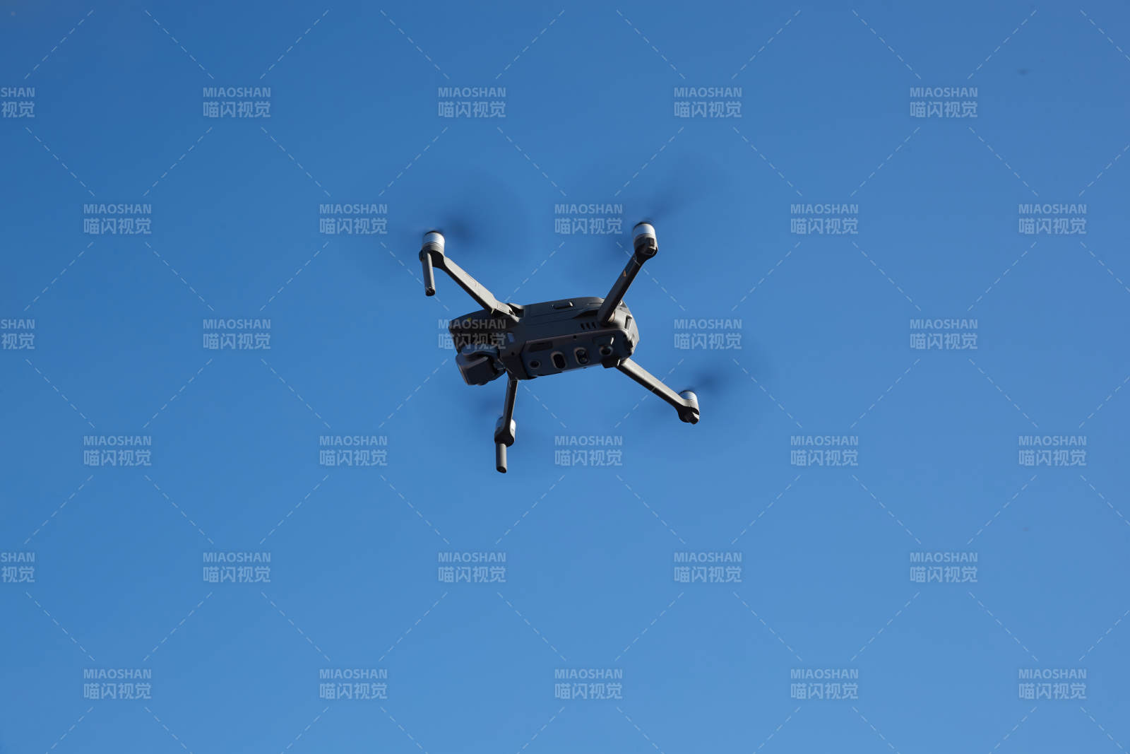 无人机翱翔蓝天图片