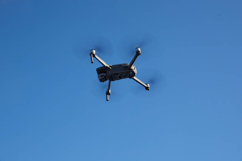 无人机翱翔蓝天图片