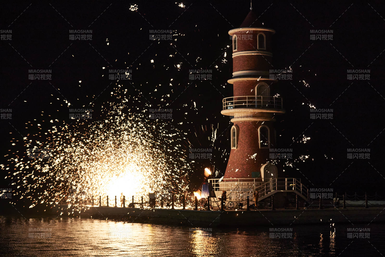 夜景灯塔烟花绽放图片