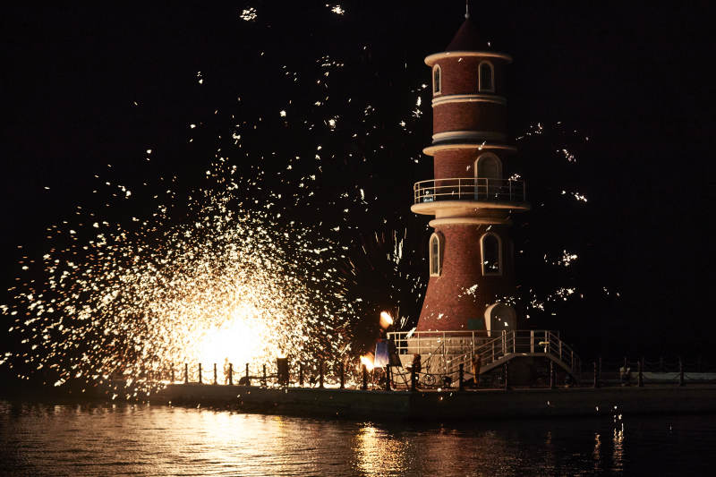 夜景灯塔烟花绽放图片