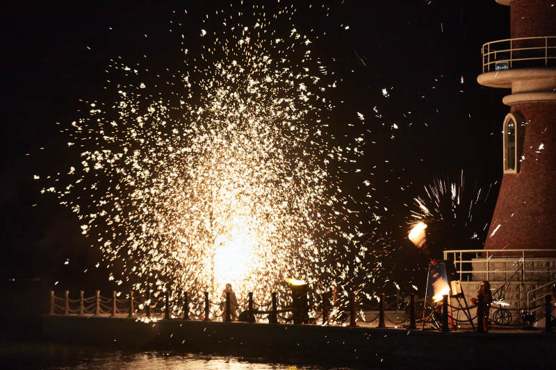 夜景烟花绽放图片