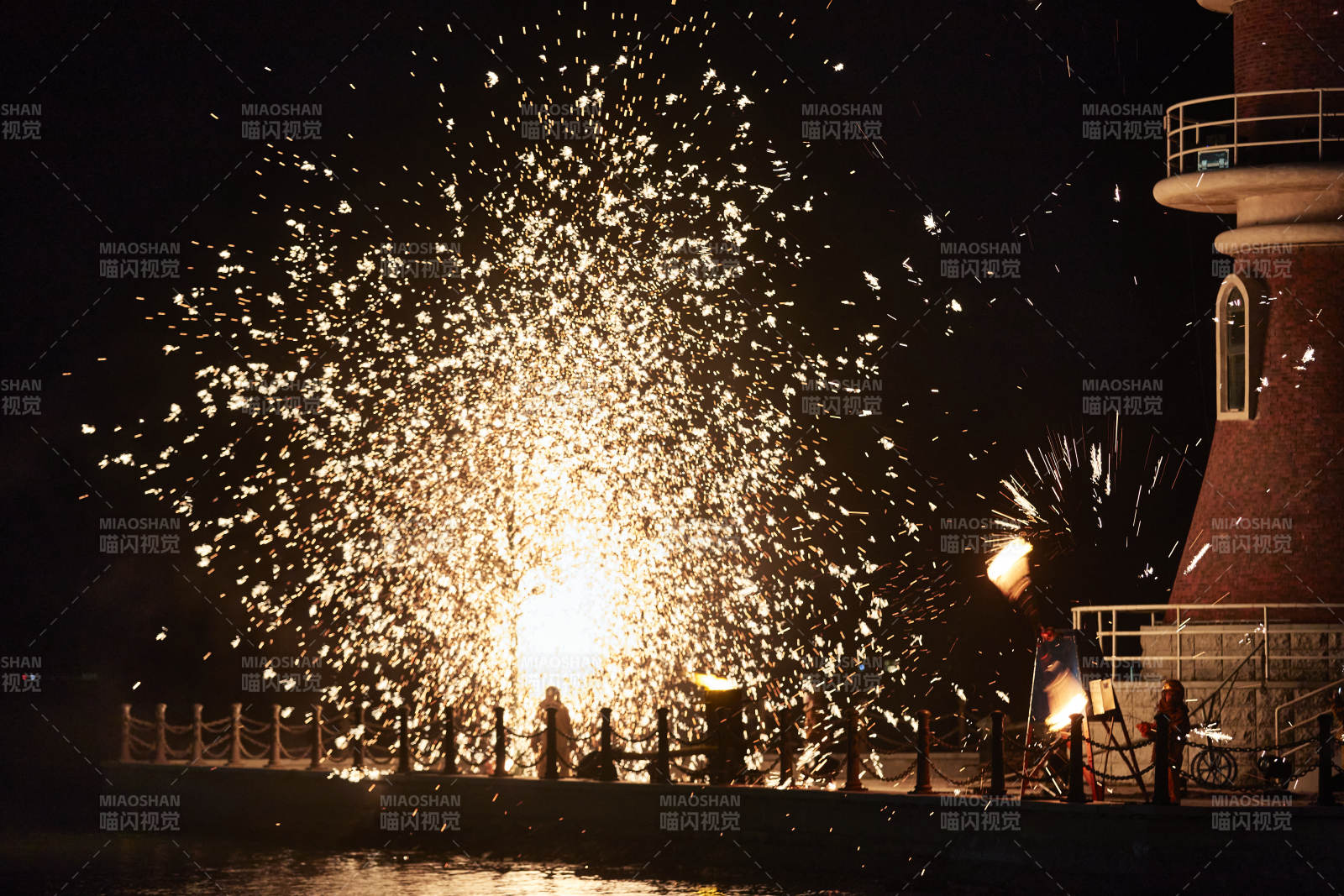 夜景烟花绽放图片