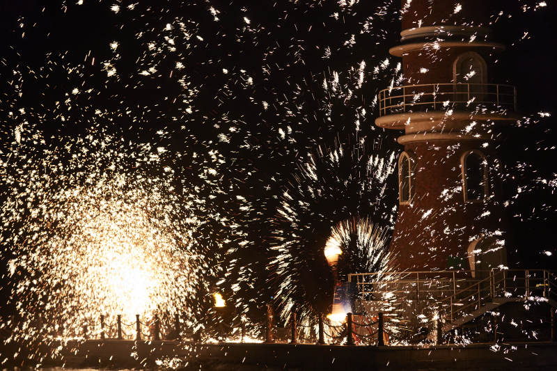 烟花绽放夜景图片