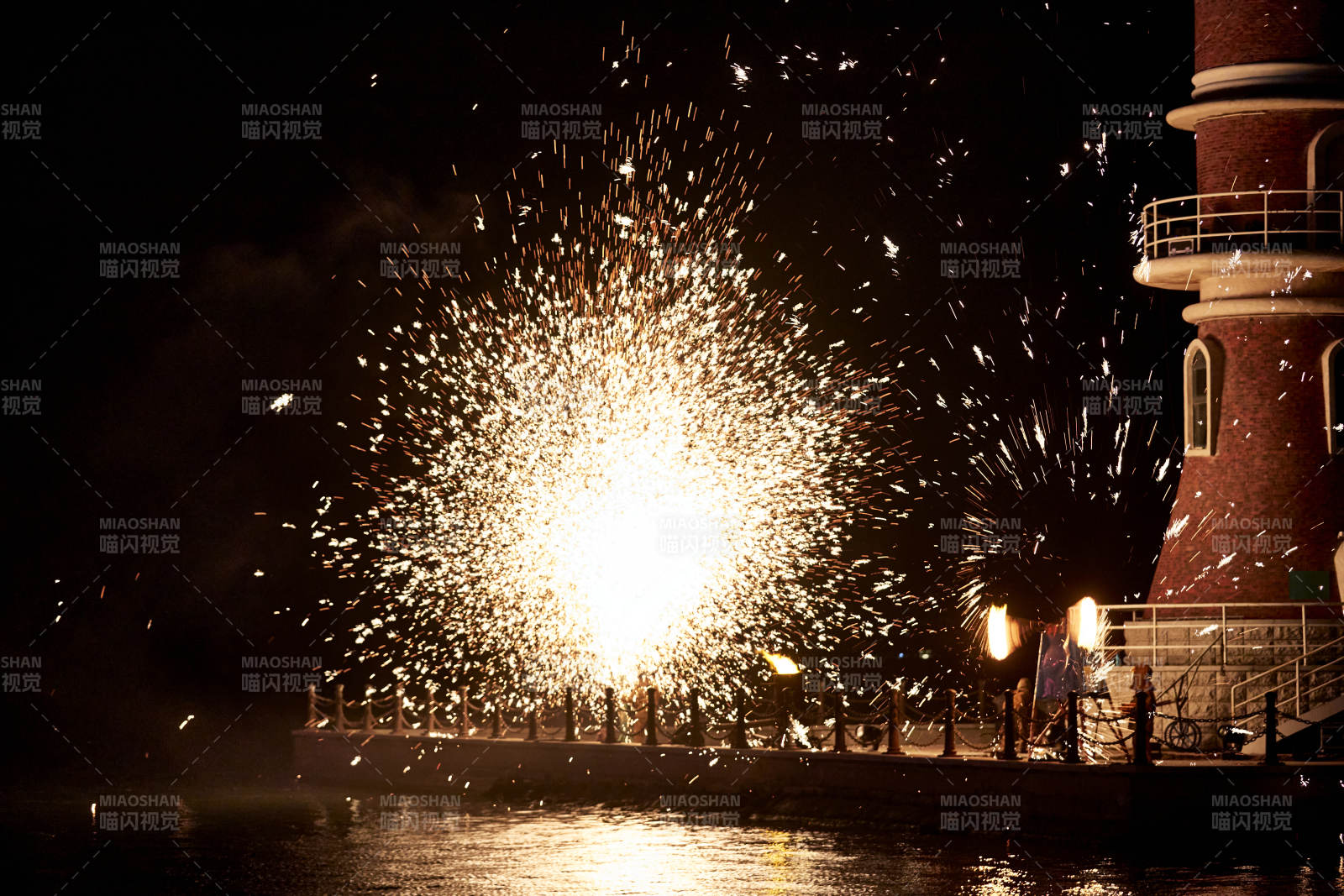 夜景烟花绽放图片