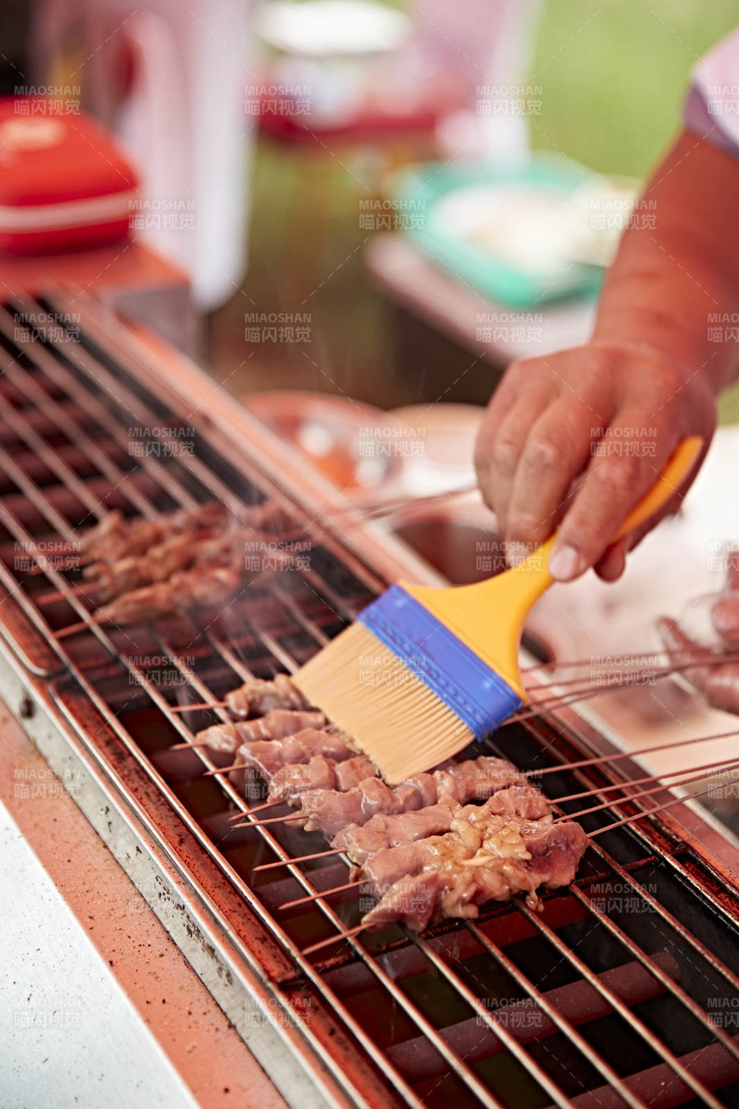 烧烤刷油美味肉串图片