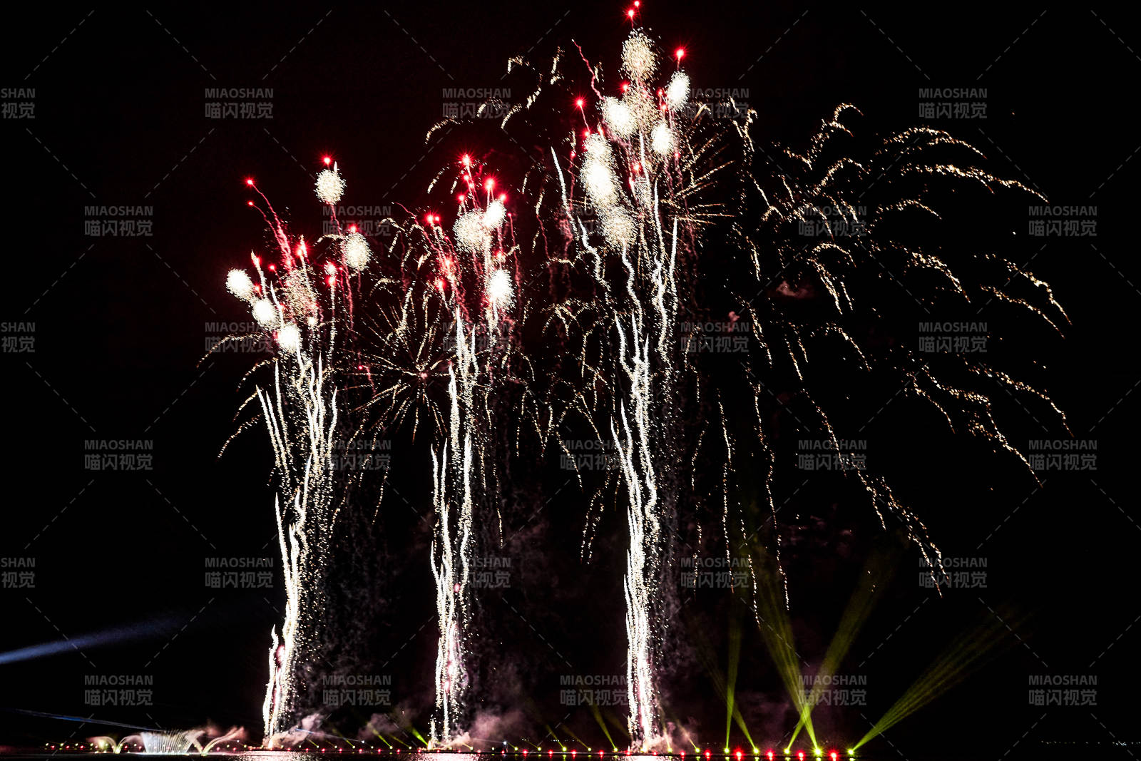 璀璨烟花夜空绽放图片