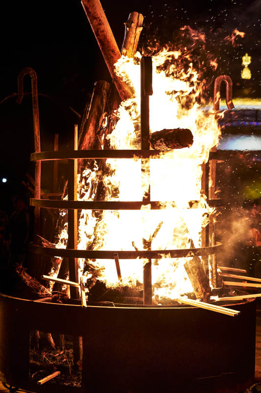 篝火熊熊燃烧图片