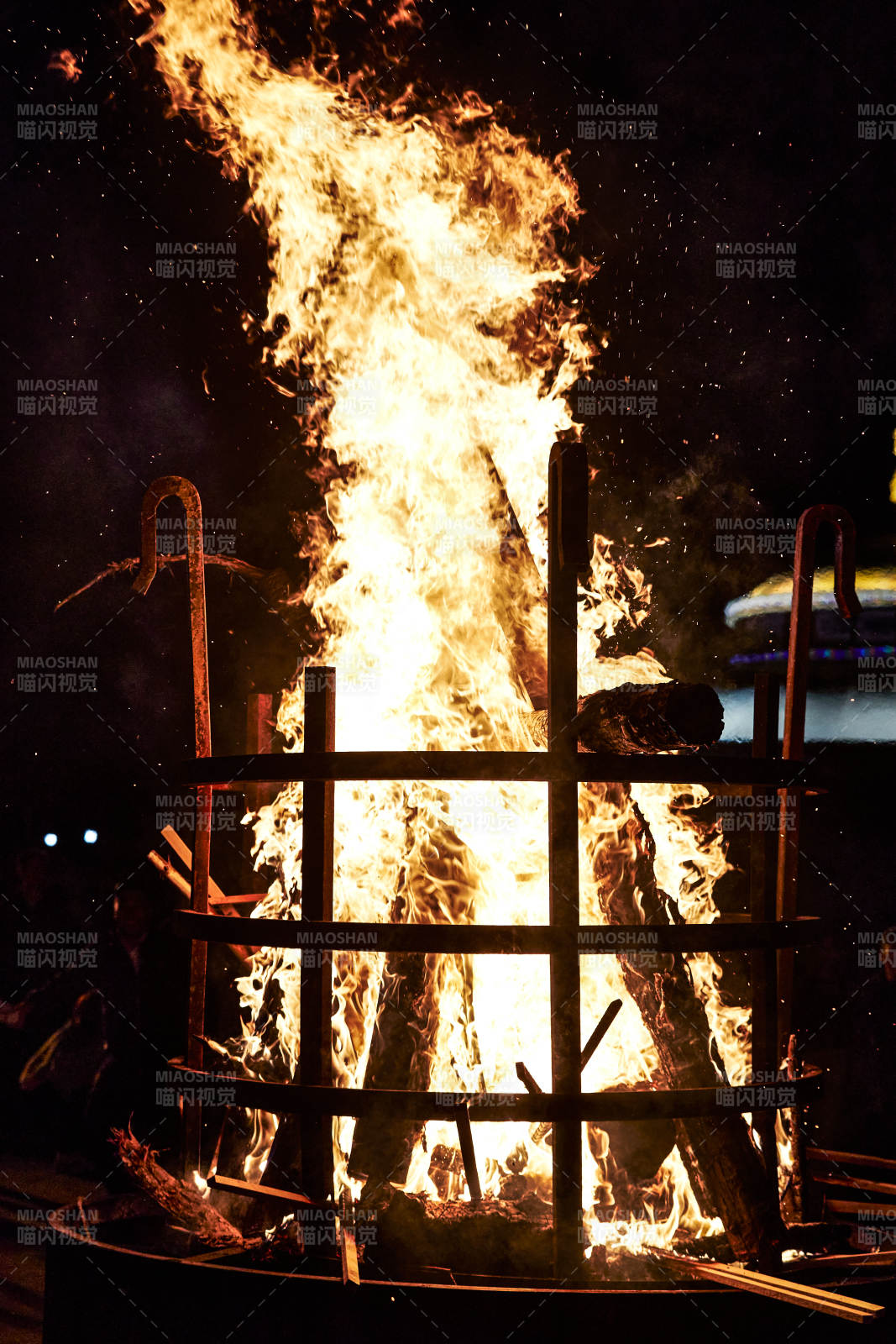 篝火熊熊燃烧图片
