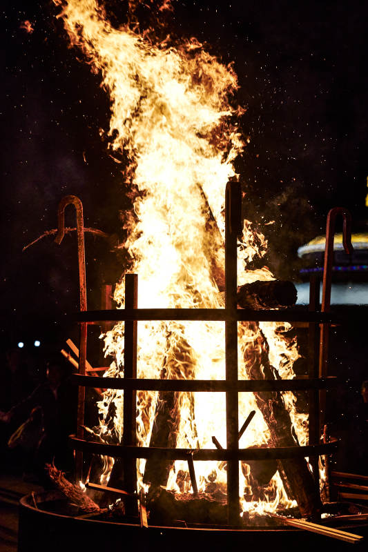 篝火熊熊燃烧图片
