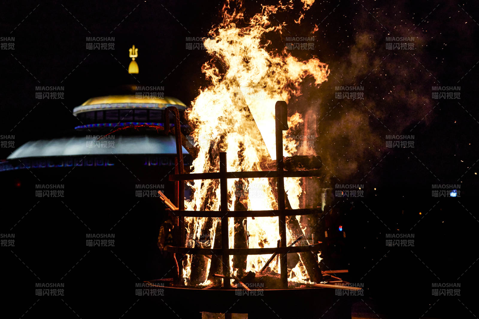 夜火熊熊燃烧图片