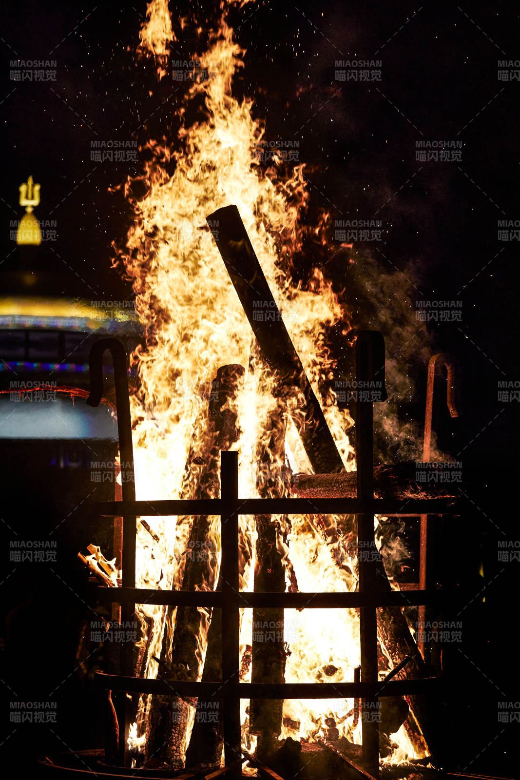 篝火夜燃图片
