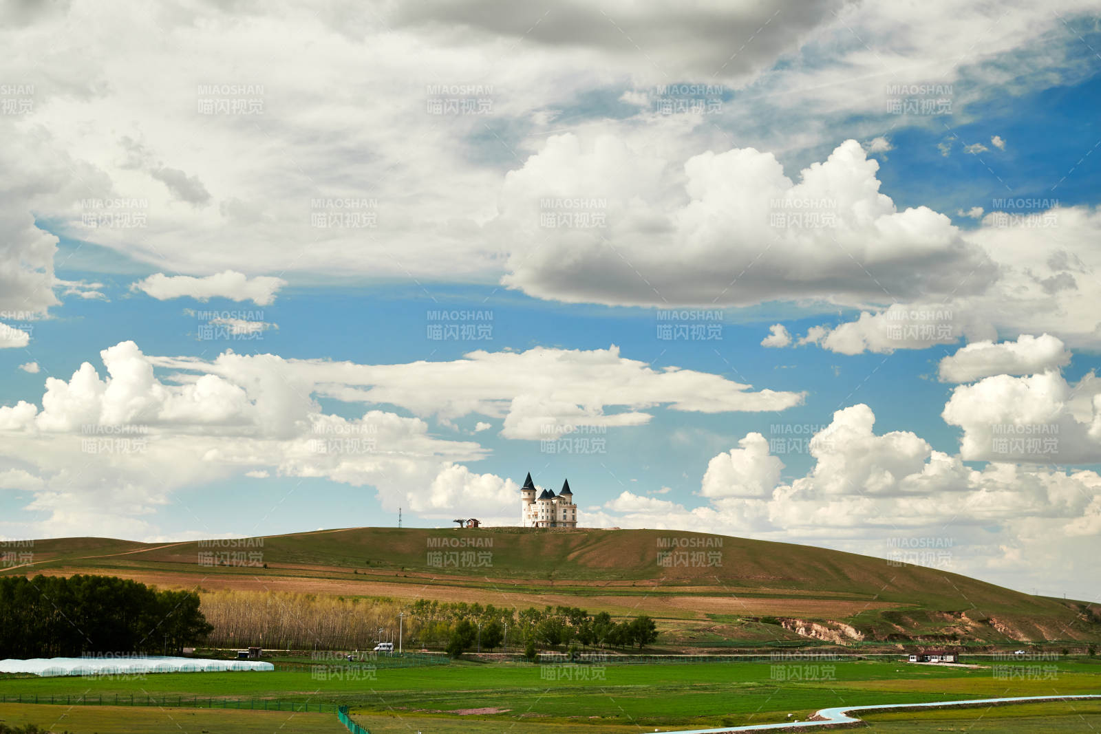 丘陵上的教堂图片