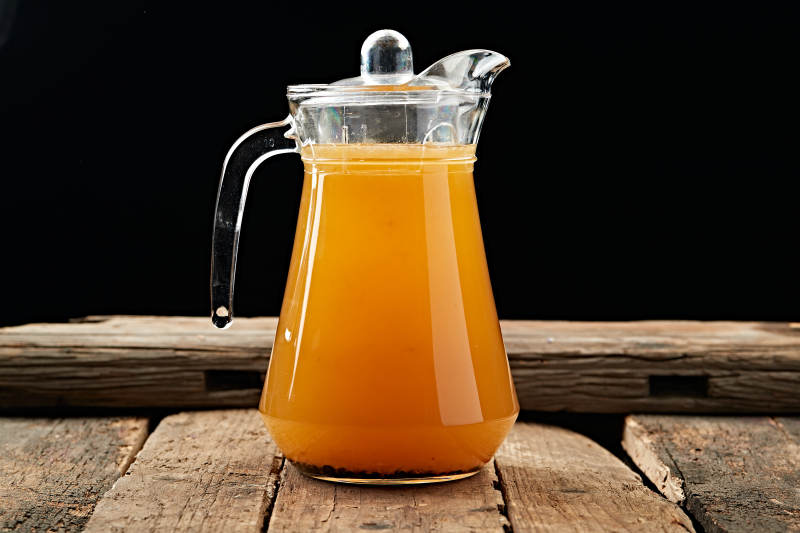 橙汁满溢玻璃壶图片