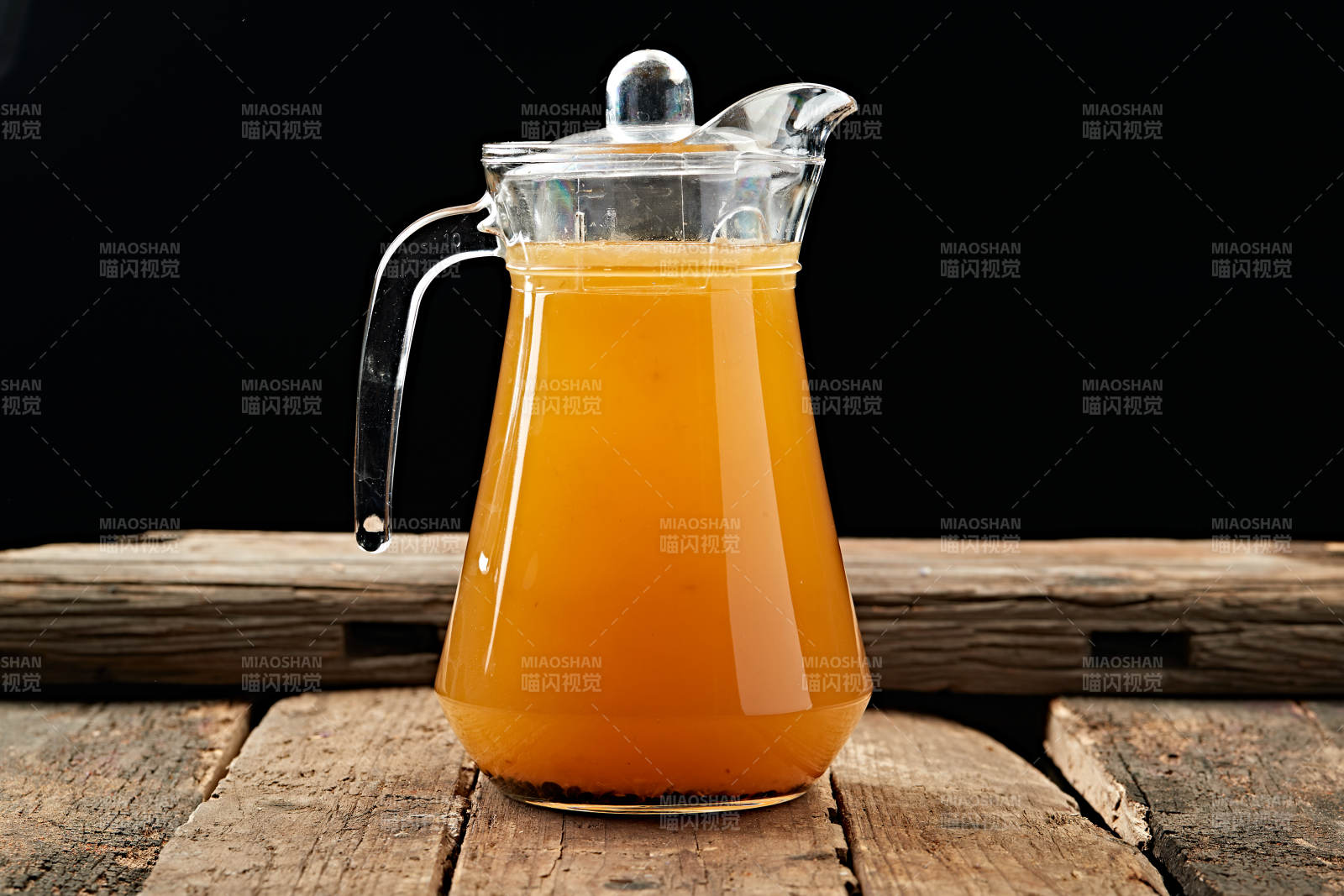 橙汁满溢玻璃壶图片