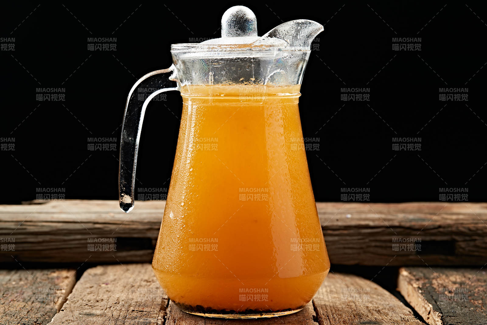 橙汁满溢玻璃壶图片