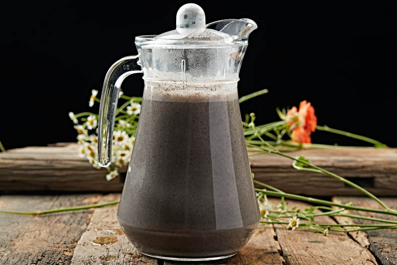 玻璃器皿装的鲜榨果蔬汁图片