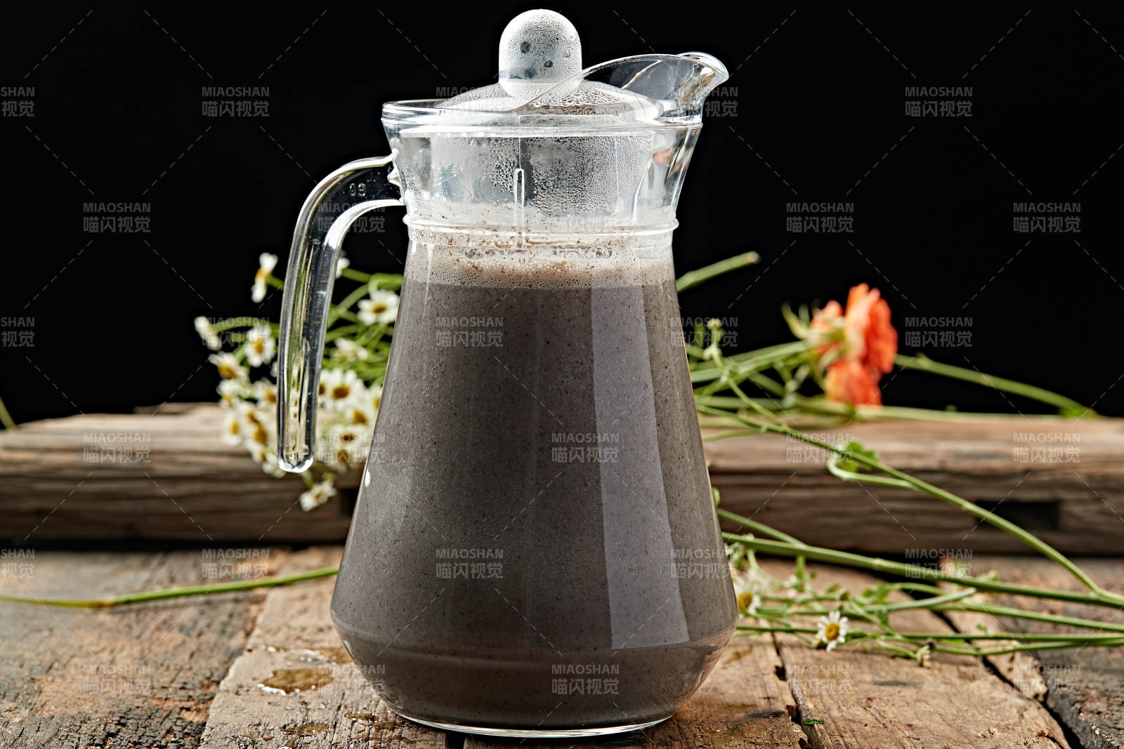 玻璃器皿装的鲜榨果蔬汁图片