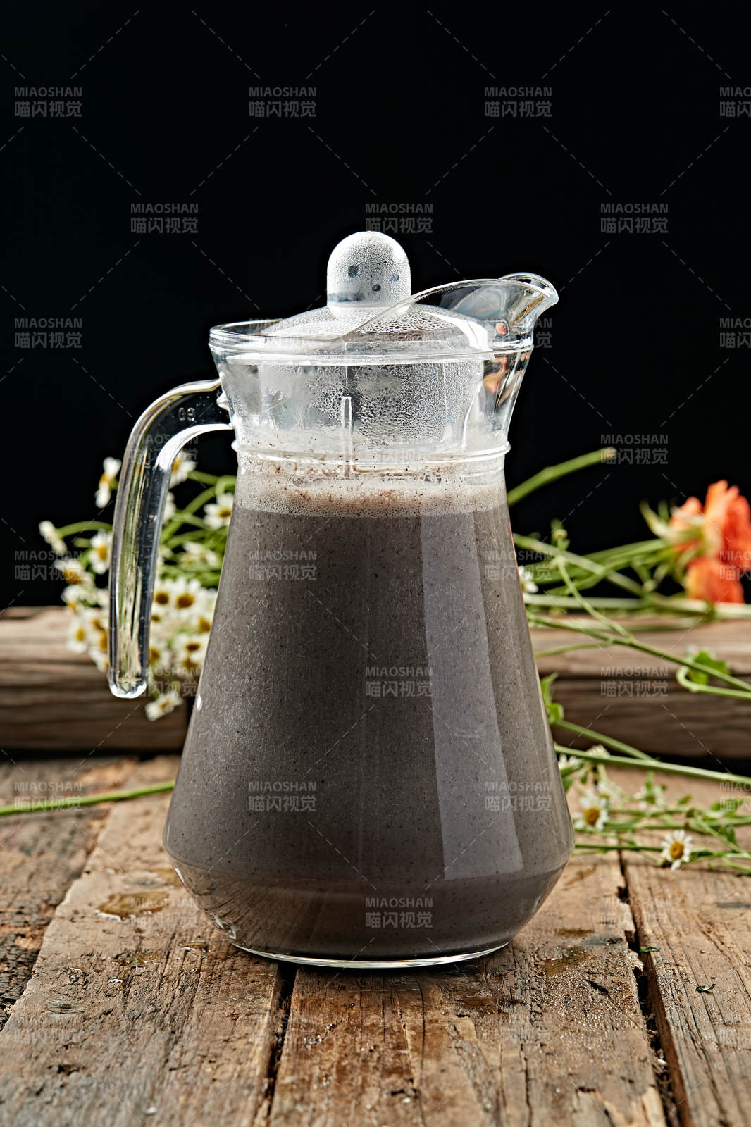 玻璃器皿装的鲜榨果蔬汁图片