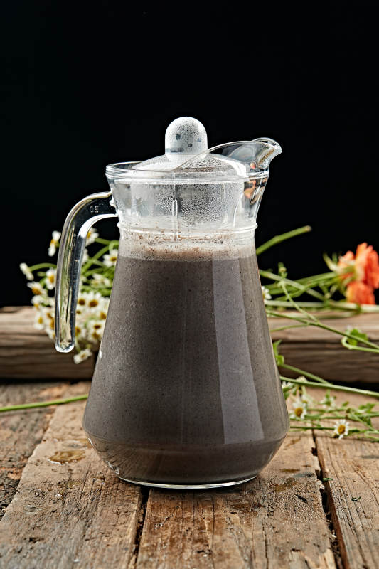 玻璃器皿装的鲜榨果蔬汁图片