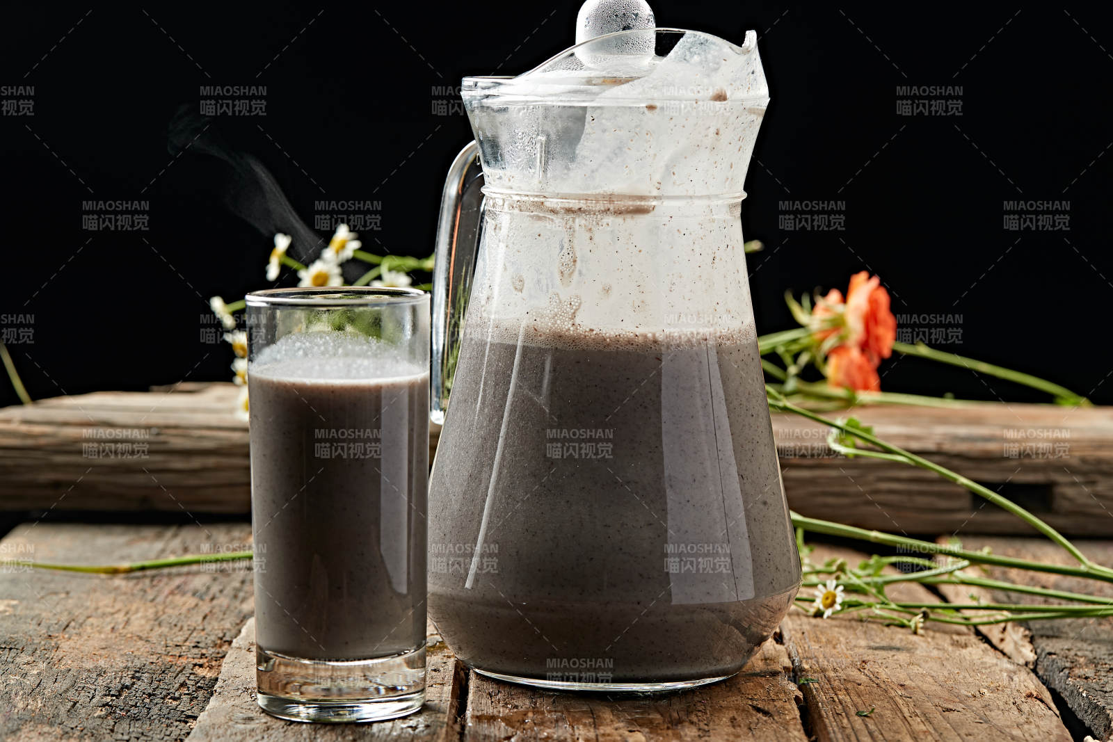 玻璃器皿装的鲜榨果蔬汁图片