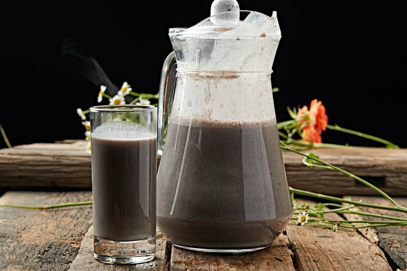 玻璃器皿装的鲜榨果蔬汁图片