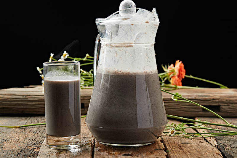 玻璃器皿装的鲜榨果蔬汁图片