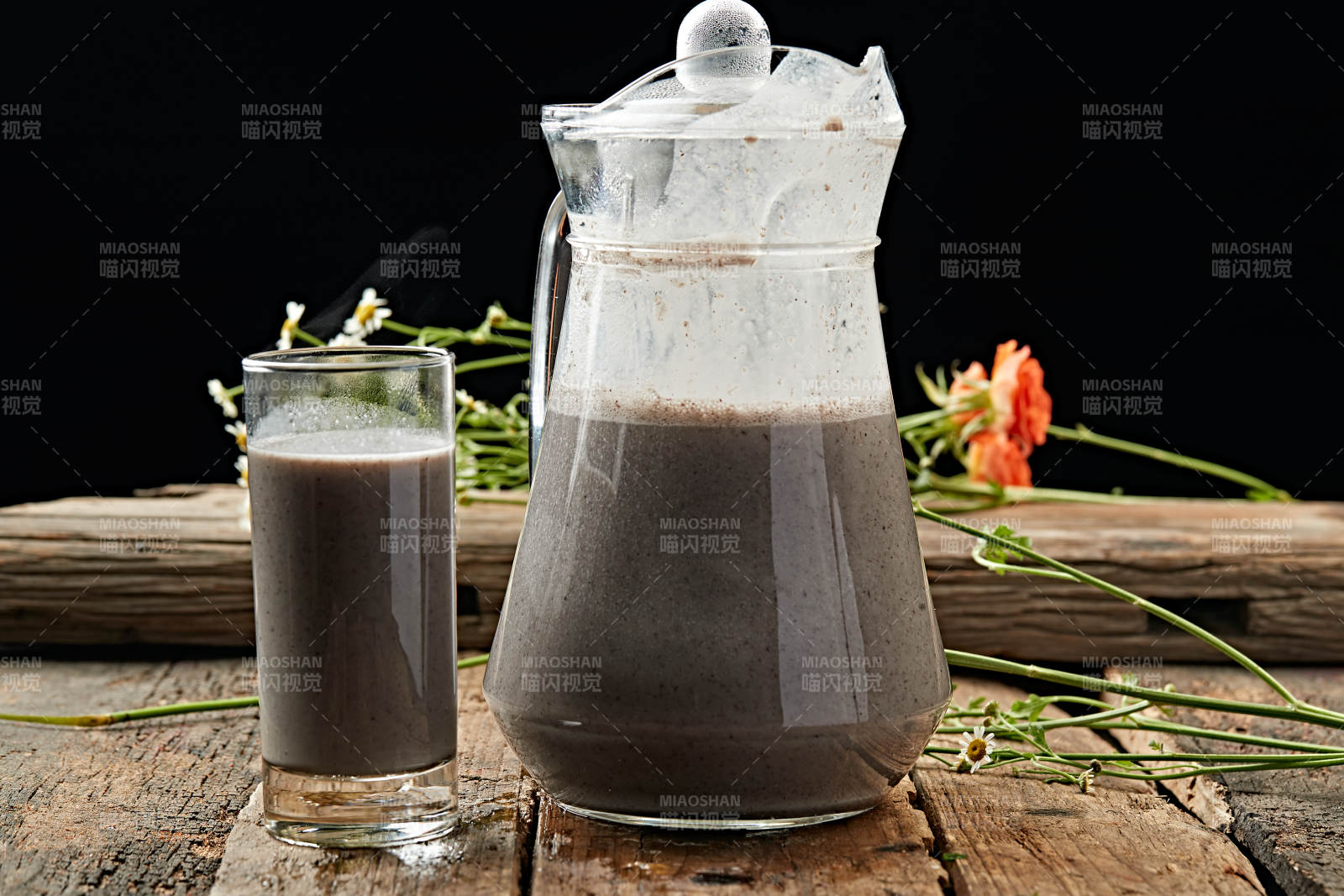 玻璃器皿装的鲜榨果蔬汁图片