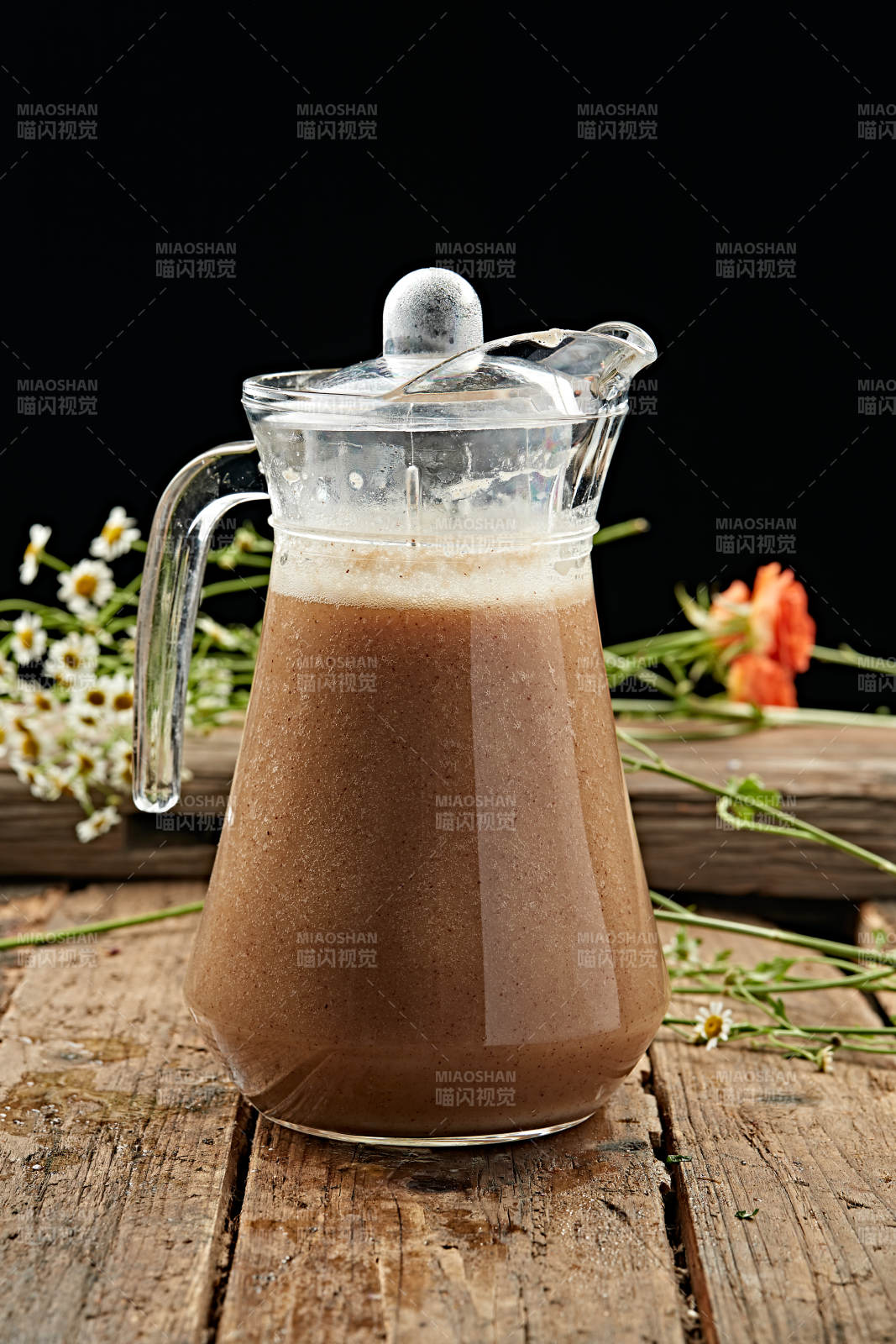 玻璃器皿装的鲜榨果蔬汁图片