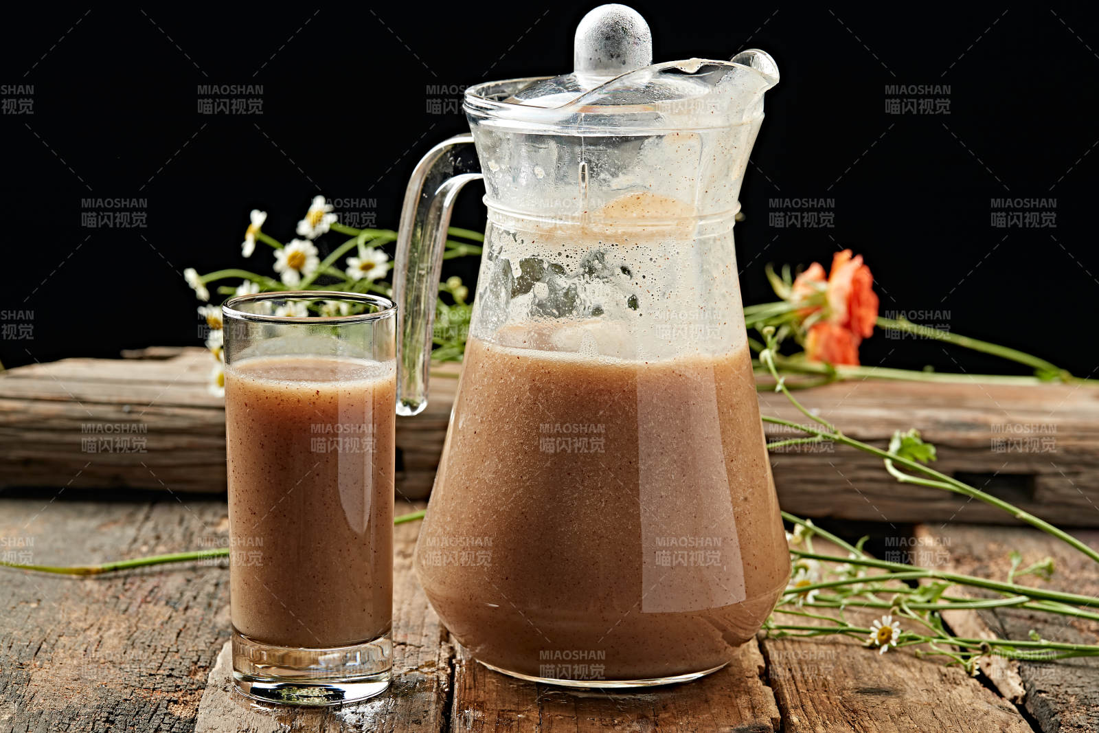 玻璃器皿装的鲜榨果蔬汁图片