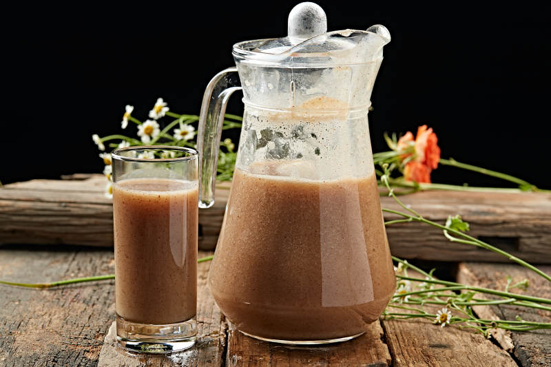 玻璃器皿装的鲜榨果蔬汁图片