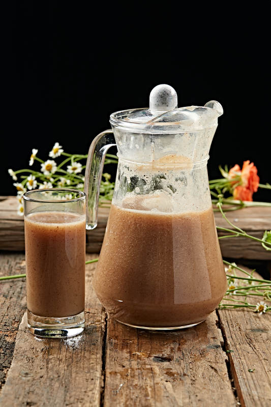 玻璃器皿装的鲜榨果蔬汁图片