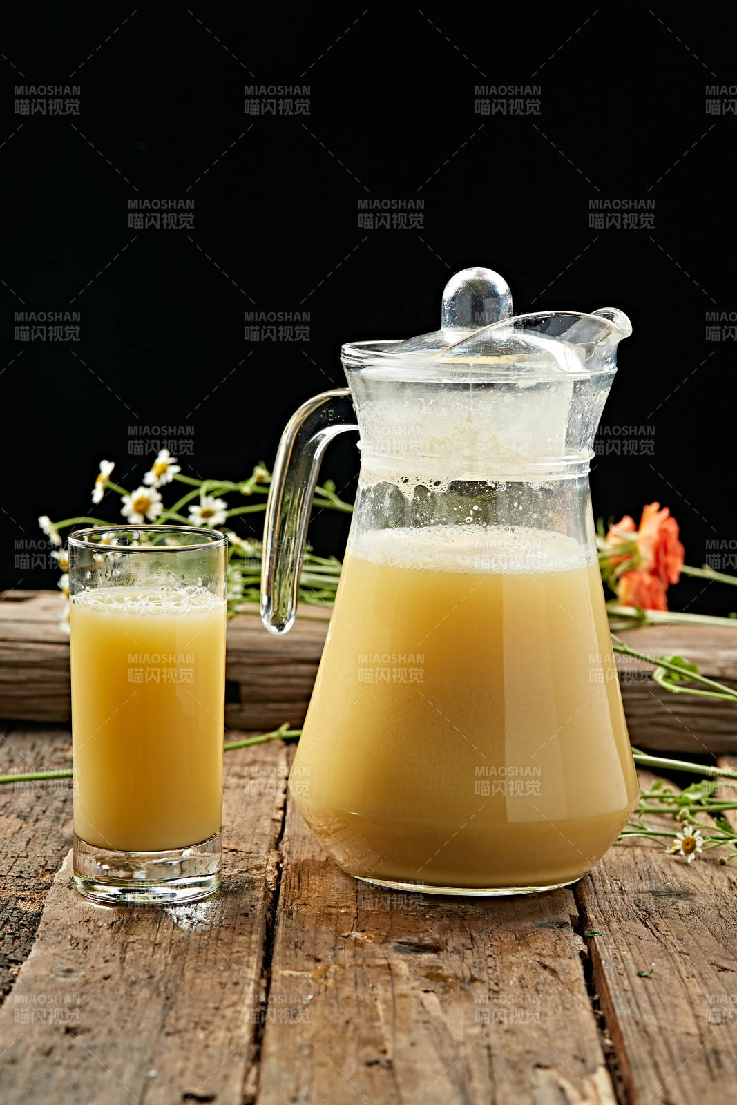 金黄饮品静享时光图片