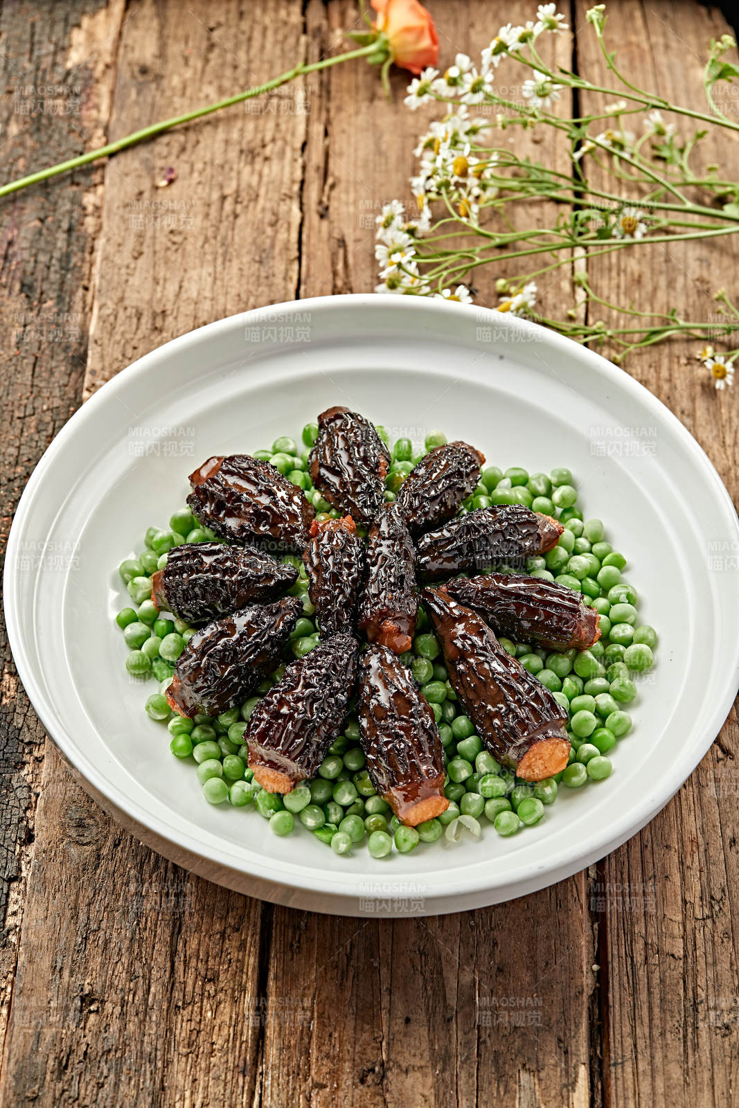 羊肚菌配青豆图片