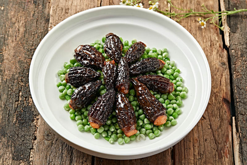 羊肚菌配青豆图片