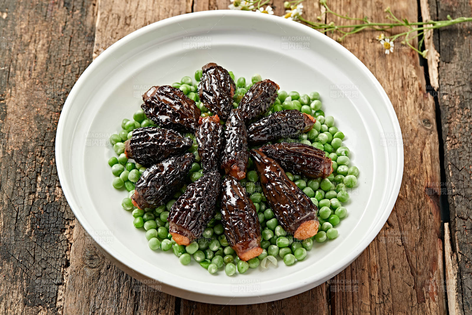 羊肚菌配青豆图片