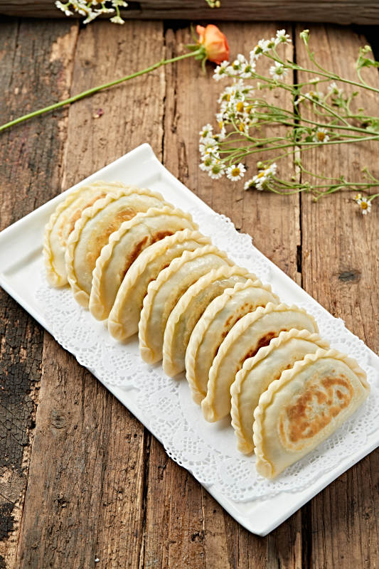 金黄煎饺摆盘图片