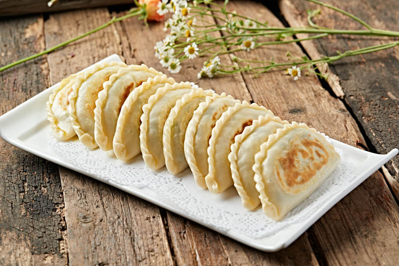 金黄煎饺摆盘图片