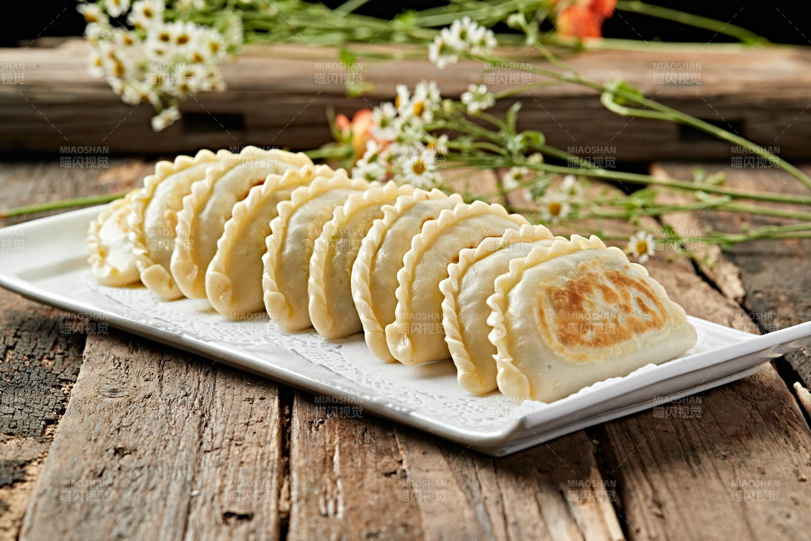 金黄煎饺摆盘图片