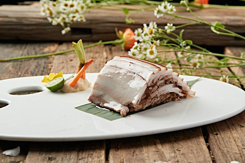 精致肉卷摆盘图片