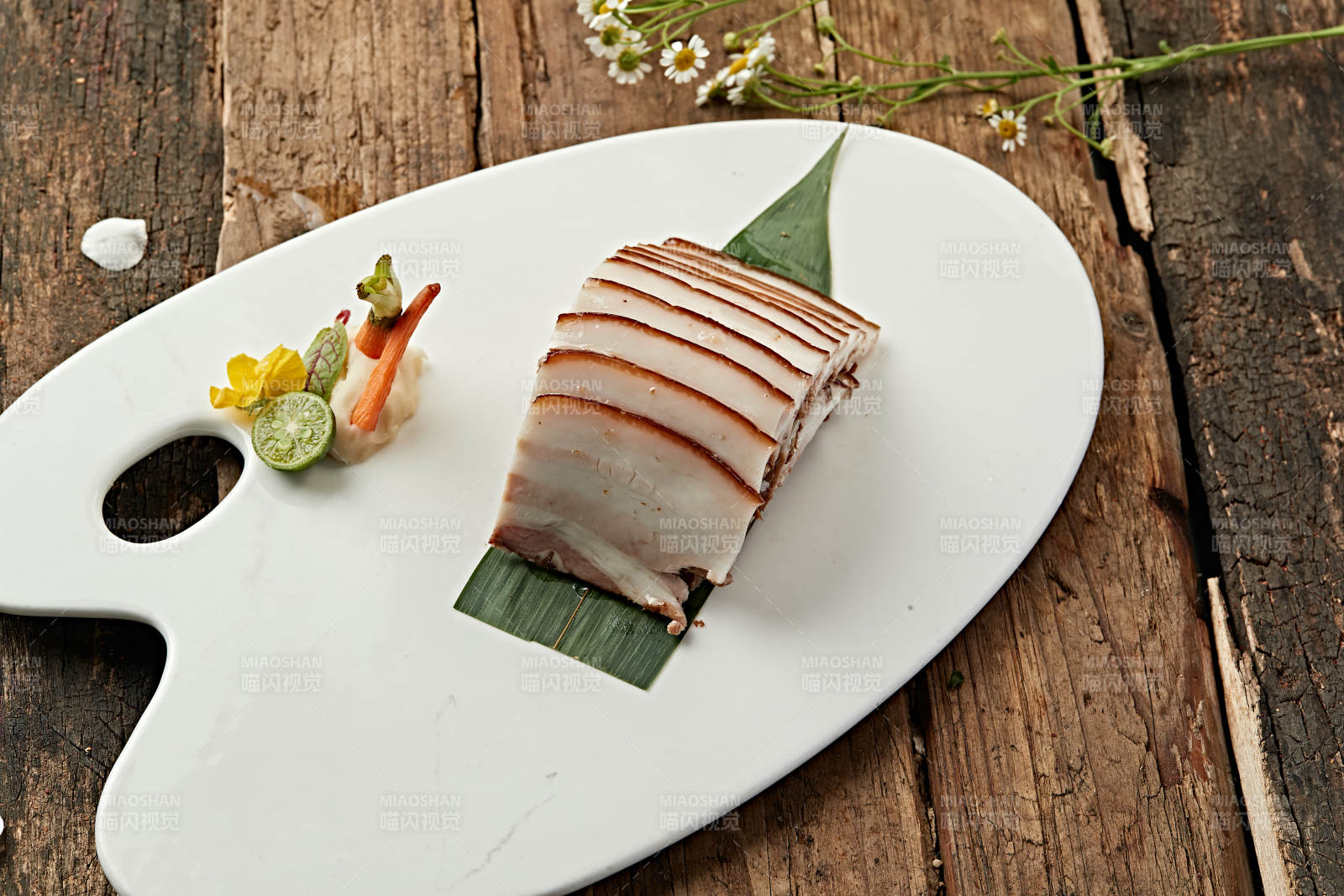 精致肉卷配蔬果图片