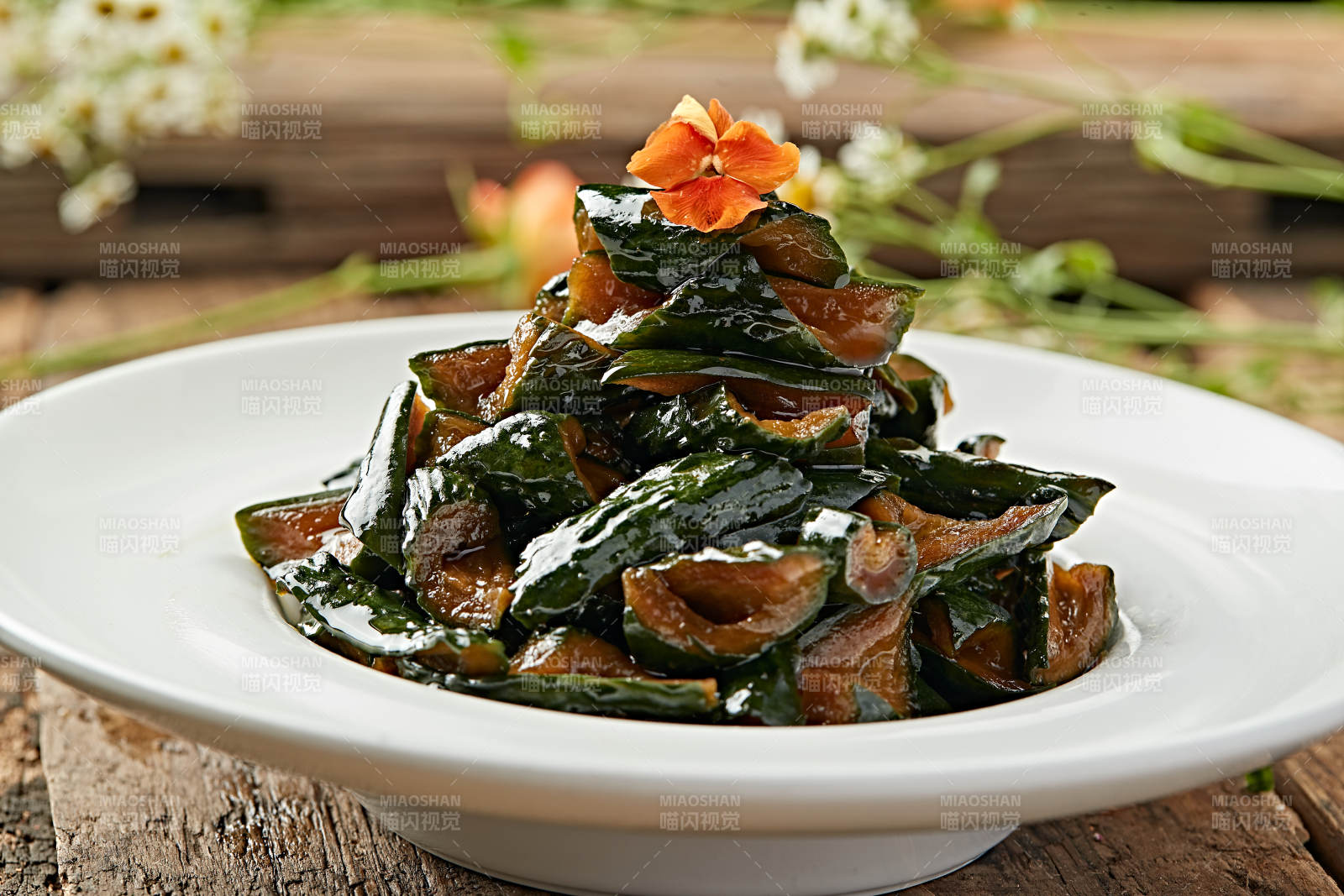 凉拌黄瓜配花饰图片