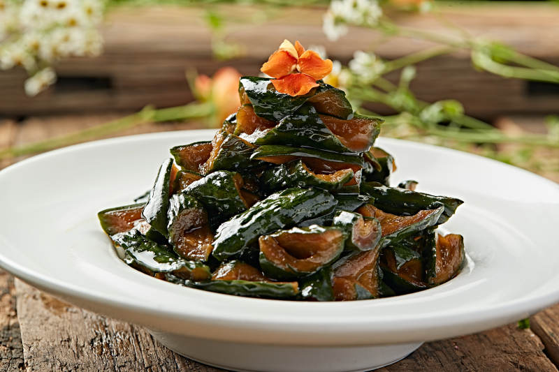 凉拌黄瓜配花饰图片