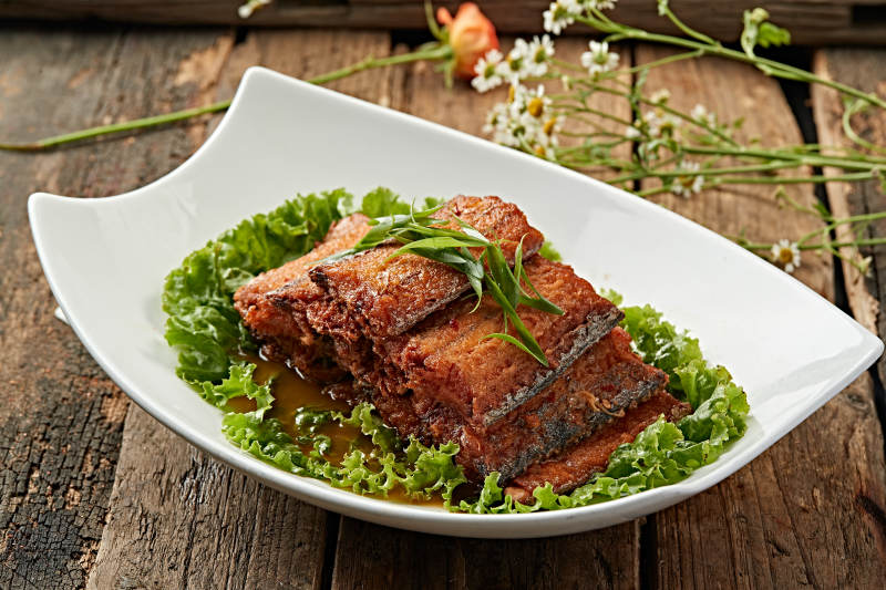 香酥梅子煎带鱼图片