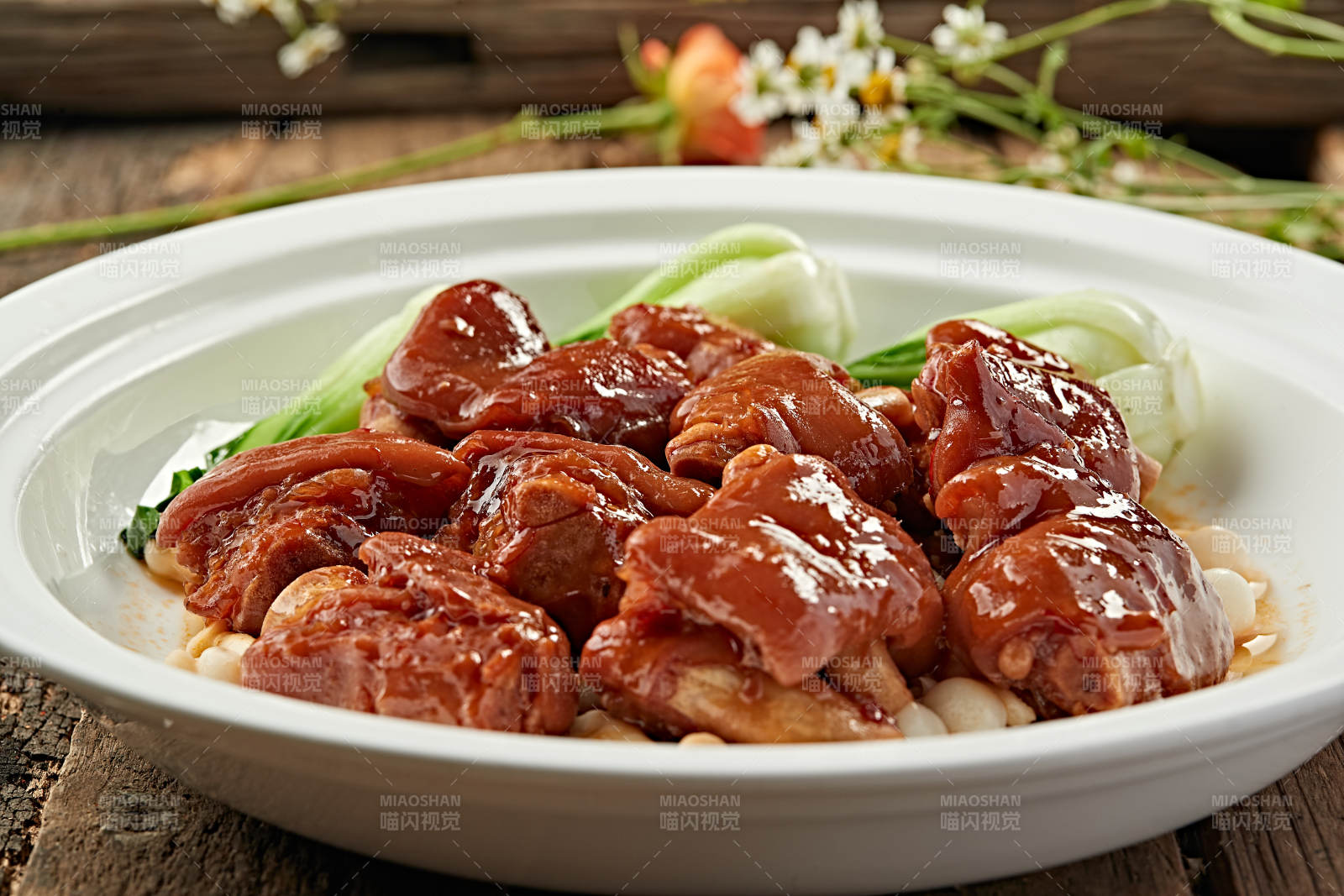 蜜汁猪蹄配青菜图片