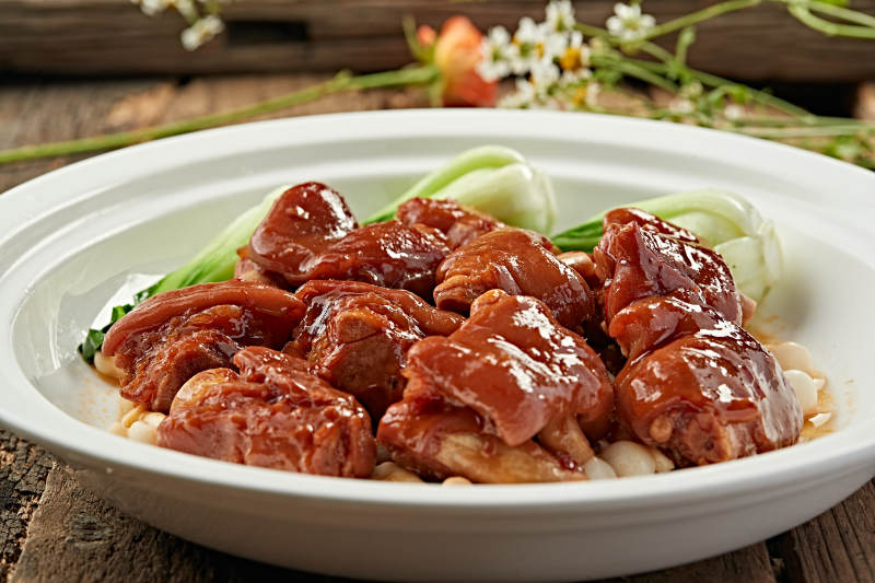 蜜汁猪蹄配青菜图片