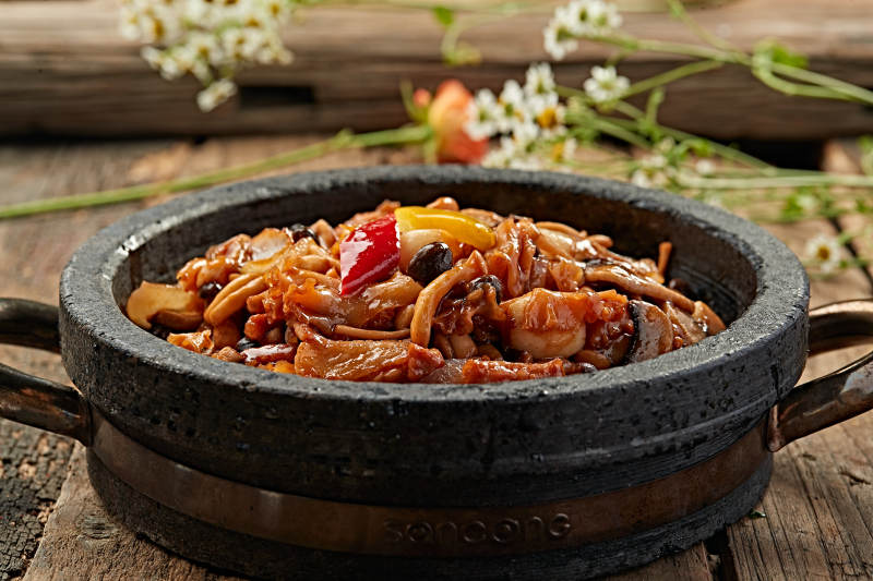 石锅鱿鱼炒菜图片