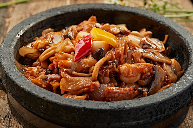 石锅鱿鱼炒菜图片