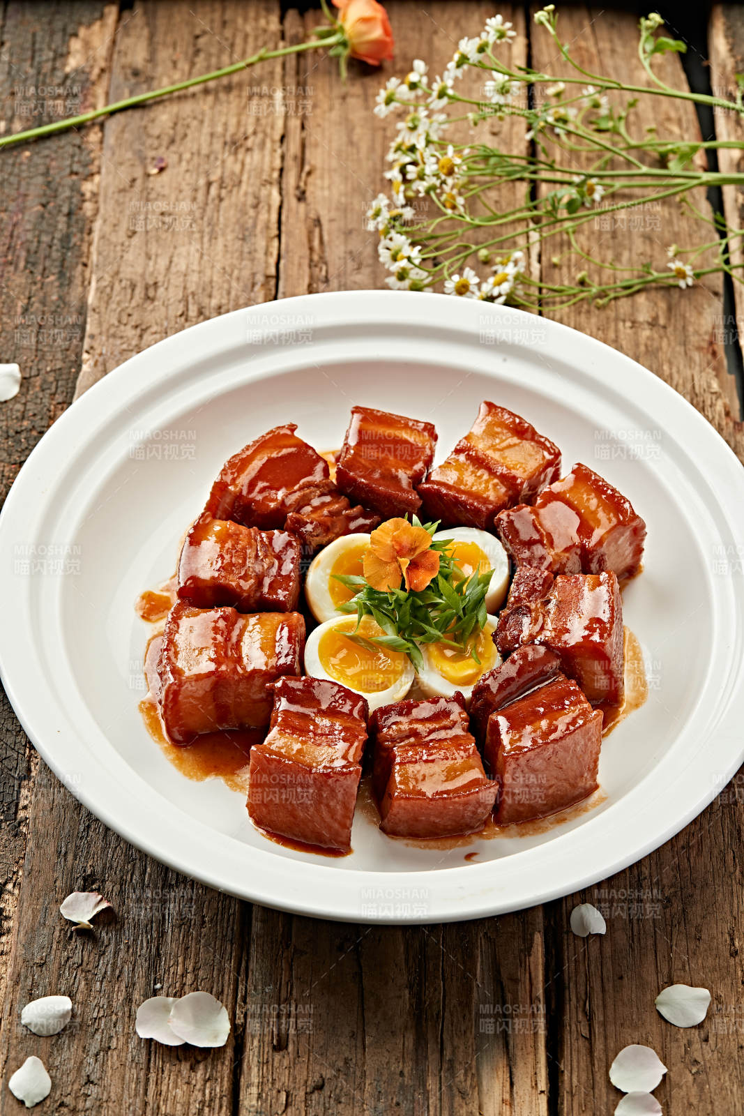 红烧肉配卤蛋图片